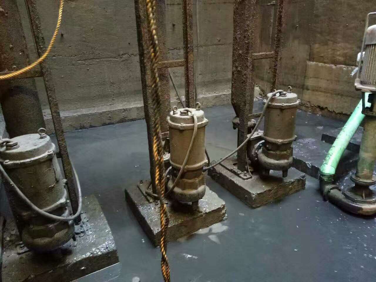 西工污水池清理