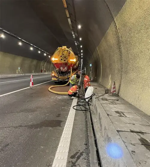 西工隧道排水渠清淤